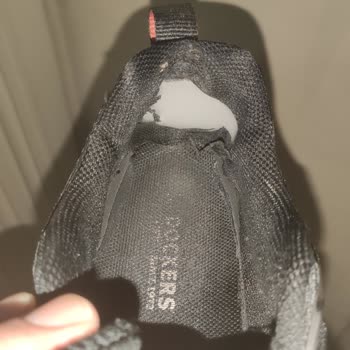 FLO Ayakkabının Topuk İç Astar Kısmında Yırtılma Ve Açılma Meydana Geldi