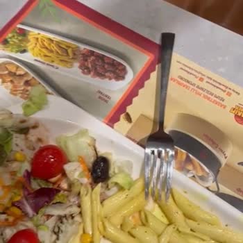 Salatadan Canlı Hamam Böceği Çıktı, Tavuk Dünyası'ndan Şok Edici İlgisizlik!