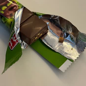 Çikolata İçinden Taş Parçası Çıkması Nedeniyle Sağlık Riski Ve Hayal Kırıklığı