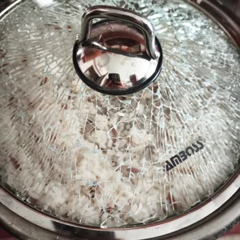 Cam Kapak Hiçbir Darbe Olmadan Kırıldı, Mağdur Olduk