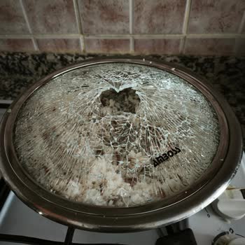 Cam Kapak Hiçbir Darbe Olmadan Kırıldı, Mağdur Olduk