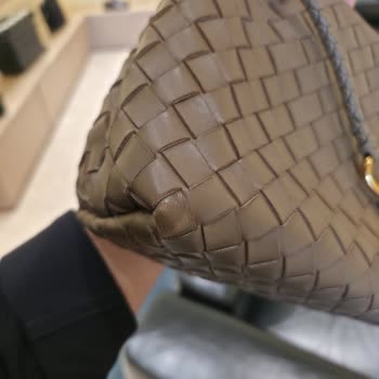 Bottega Veneta Small Andiamo Bag Peeling Issue - Refund Request
