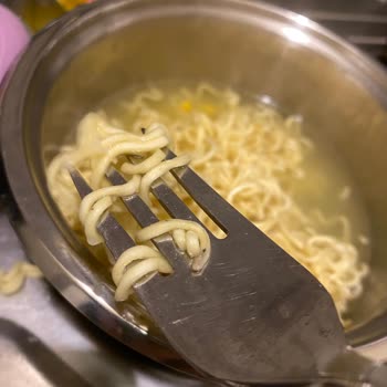 Aldığım Noodle İçinde Küflenmiş Gibi Siyah Maddeler Çıktı