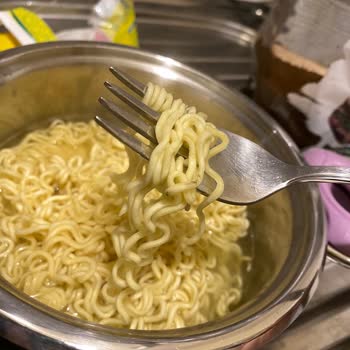 Aldığım Noodle İçinde Küflenmiş Gibi Siyah Maddeler Çıktı