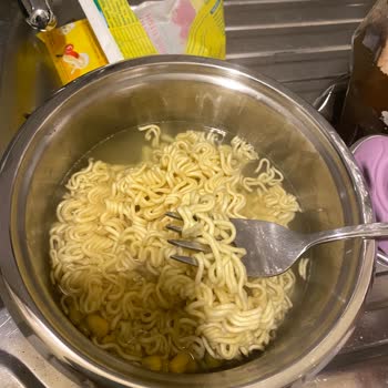 Aldığım Noodle İçinde Küflenmiş Gibi Siyah Maddeler Çıktı