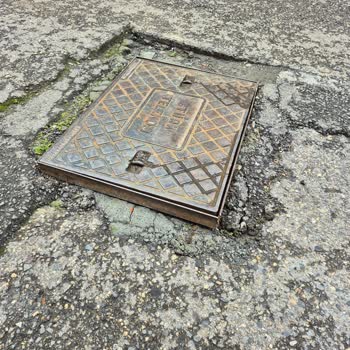 Kırık Menhol Kapağı Araç Ve Yayalar İçin Ciddi Risk Oluşturuyor