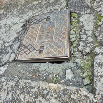 Kırık Menhol Kapağı Araç Ve Yayalar İçin Ciddi Risk Oluşturuyor