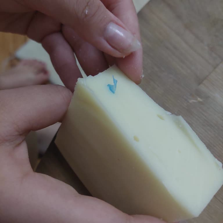 Kebir Kolot Peynirinden Mavi Eldiven Parçası Çıktı, Hijyen Endişesi Yaşadım