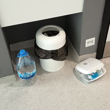 İzmir Bayraklı Şehir Hastanesi Odasında Temizlik ve Hijyen Eksikliği