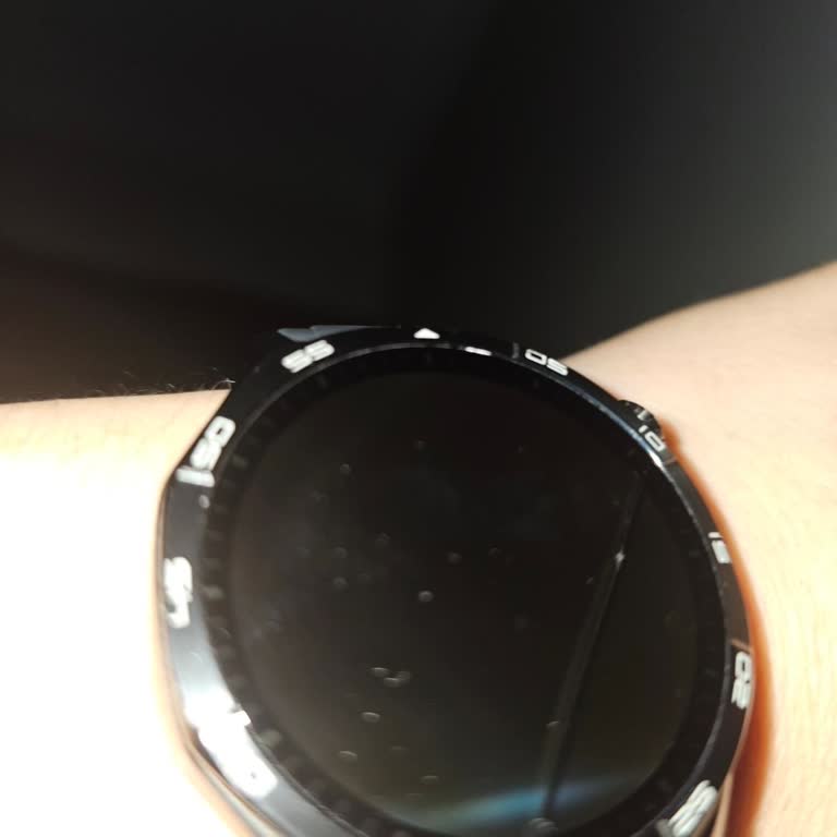 Huawei GT 5 Akıllı Saatin Ekranı Kendi Kendine Çatladı