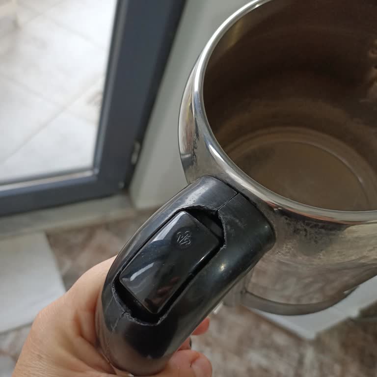 Uzman Elektronik Elektrikli Çaydanlığımın Kırık Sapı Yerine Eski ve Hasarlı Parça Takıldı