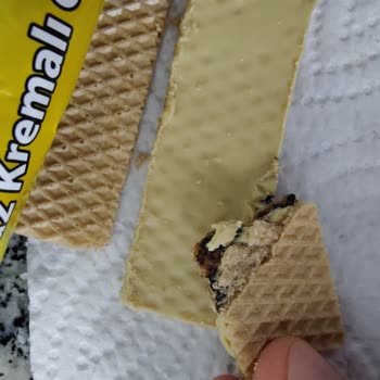 Aldığım Gofrette Beklenmeyen Siyah Maddeler Ve Bebeğimin Tüketmesi Nedeniyle Endişe Yaşadım