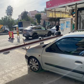 Güvenlik Önlemi Alınmayan Tabela Aracımın Camını Kırdı Belediye İlgisiz Kaldı