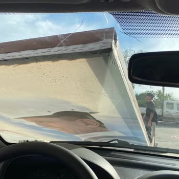 Güvenlik Önlemi Alınmayan Tabela Aracımın Camını Kırdı Belediye İlgisiz Kaldı