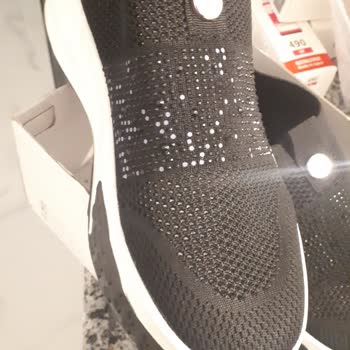 Yeni Ayakkabının Taşları İkinci Giyişte Dökülmeye Başladı