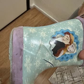 FLO Mağazasından Alınan Çocuk Ayakkabısı Ve Çizmesi Kısa Sürede Yıprandı