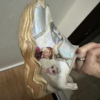 FLO Mağazasından Alınan Çocuk Ayakkabısı Ve Çizmesi Kısa Sürede Yıprandı