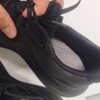 Kısa Sürede Yırtılan Adidas Ayakkabı Ve Çözülmeyen Mağaza Desteği