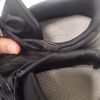 Kısa Sürede Yırtılan Adidas Ayakkabı Ve Çözülmeyen Mağaza Desteği