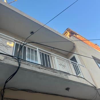 Balkonda Tehlike Yaratan Türk Telekom Kabloları Bir Türlü Kaldırılmıyor