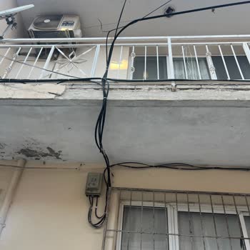 Balkonda Tehlike Yaratan Türk Telekom Kabloları Bir Türlü Kaldırılmıyor