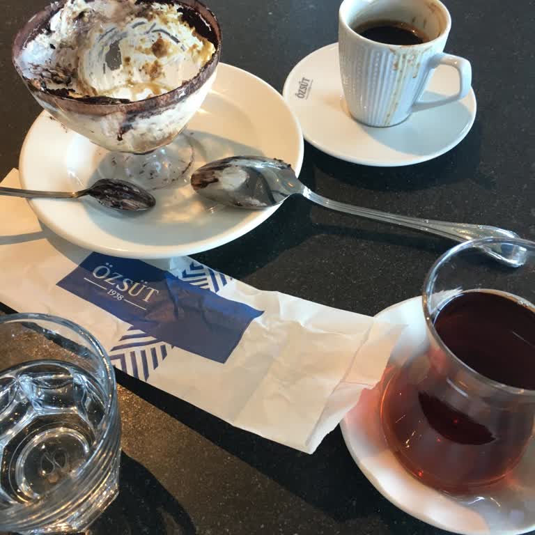 Özsüt Sahilevleri Şubesinde Deterjan Tadında Çay Ve Bayat Pasta Deneyimi