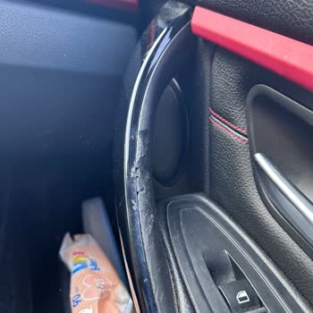 BMW Kapı Kollarındaki Yapışkanlık Ve Kalıntı Sorunu Kullanıcıyı Mağdur Ediyor