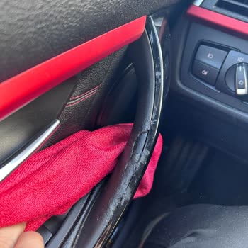 BMW Kapı Kollarındaki Yapışkanlık Ve Kalıntı Sorunu Kullanıcıyı Mağdur Ediyor