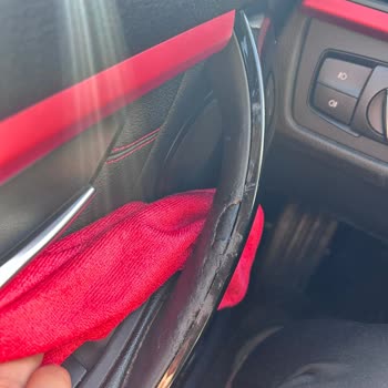 BMW Kapı Kollarındaki Yapışkanlık Ve Kalıntı Sorunu Kullanıcıyı Mağdur Ediyor