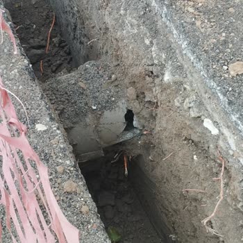 Elektrik Direği Değişimi Sırasında Evimizin Duvarı Ve Altyapısı Zarar Gördü