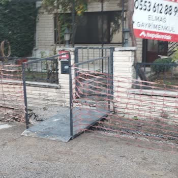 Elektrik Direği Değişimi Sırasında Evimizin Duvarı Ve Altyapısı Zarar Gördü