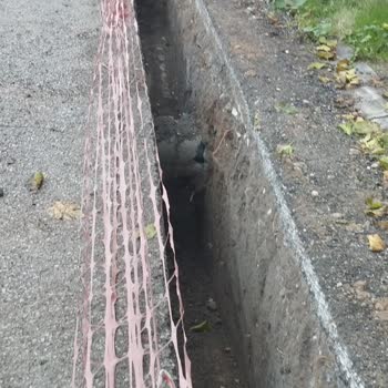 Elektrik Direği Değişimi Sırasında Evimizin Duvarı Ve Altyapısı Zarar Gördü