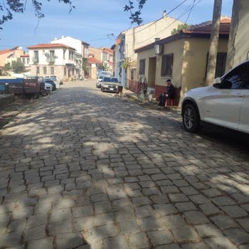 Ayvalık'ta Keyfi Taşlarla Park Engeli Ve Belediyenin Yetersiz Müdahalesi