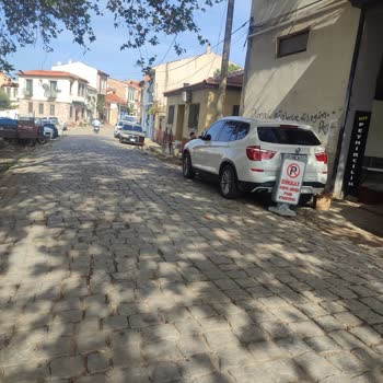 Ayvalık'ta Keyfi Taşlarla Park Engeli Ve Belediyenin Yetersiz Müdahalesi