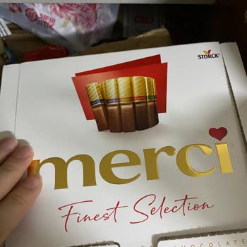 Merci Çikolata Kutunun İçinde, Diğerlerinden Farklı Olarak Altı Beyaz Üstü Sütlü Olan Çikolata Çıktı