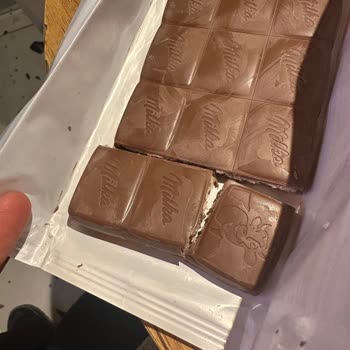 Aldığım Milka Çilekli Çikolata Sade Çıktı Ve Kötü Kokuyordu