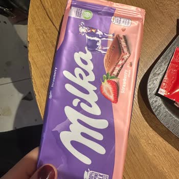 Aldığım Milka Çilekli Çikolata Sade Çıktı Ve Kötü Kokuyordu