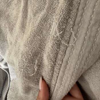 Chakra'dan Aldığım Bornozlarda Leke Ve İplik Atması, İlgisiz Müşteri Hizmeti