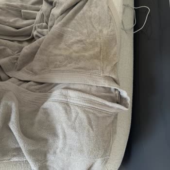 Chakra'dan Aldığım Bornozlarda Leke Ve İplik Atması, İlgisiz Müşteri Hizmeti