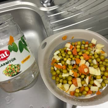 Tat Garnitür Kavanozundan Salyangoz Kabuğu Çıktı