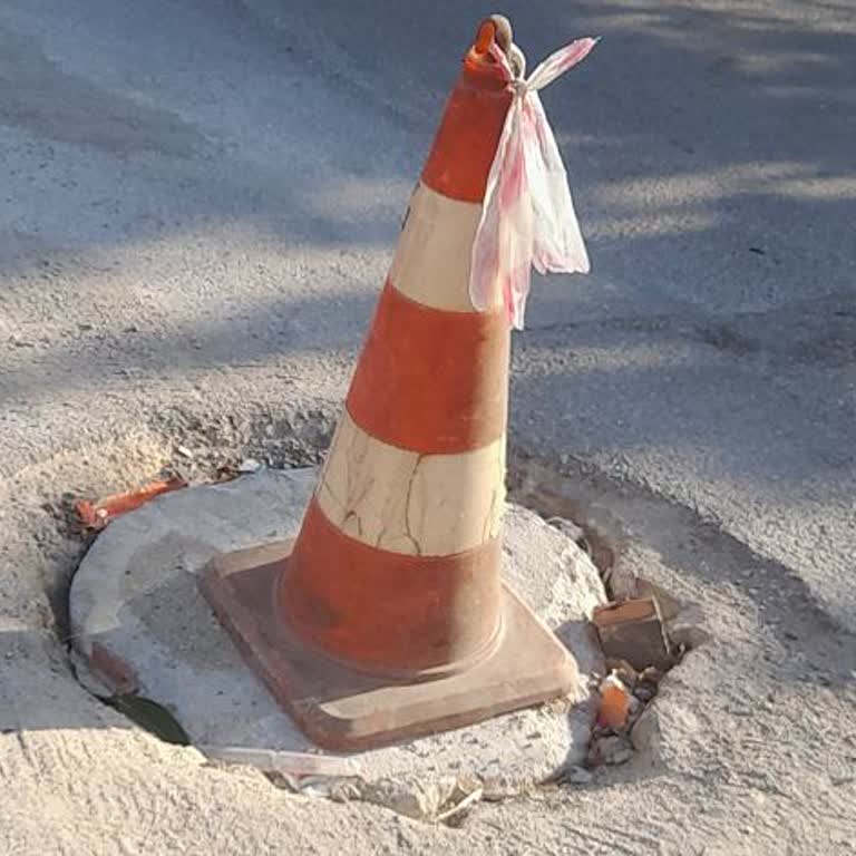 Mersin’de 3 Aydır Çöken Rögar Kapağı Tehlikesi İçin Çözüm Bekliyorum