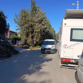 Yetkili Servis Aracı Yol Üzerine Park Ederek Geçişi Engelliyor
