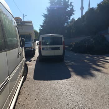 Yetkili Servis Aracı Yol Üzerine Park Ederek Geçişi Engelliyor