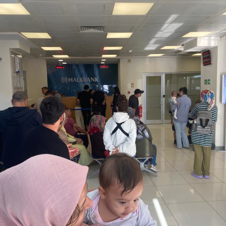 Halkbank Şubesinde Bitmeyen Sıra Ve Personel Eksikliği Mağduriyeti