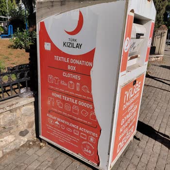Türk Kızılay Tekstil Kutuları Uzun Süredir Dolu, Kimse İlgilenmiyor!