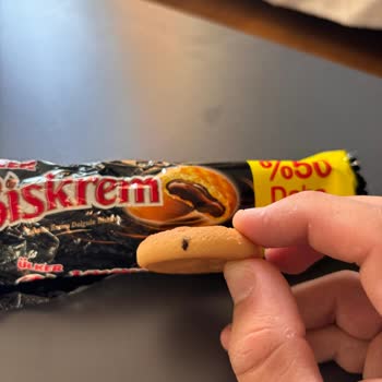 Biskrem Bisküvisinde Sinek Çıkması Hijyen Ve Sağlık Endişesi Yarattı
