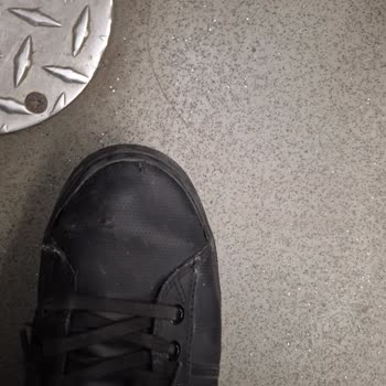 Tommy Hilfiger Aldığım Ayakkabı İki Ayda Soyuldu Mağaza Çözüm Sunmadı