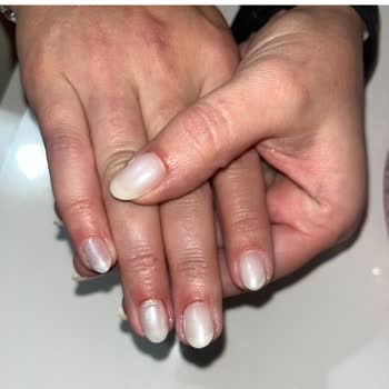 İpera Nail Studio Manikür Sırasında Tırnak Etlerim Sürekli Kanadı