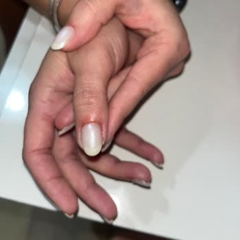 İpera Nail Studio Manikür Sırasında Tırnak Etlerim Sürekli Kanadı