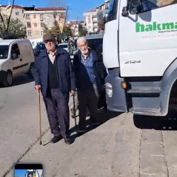 Hakmar Market Tırının Kaldırımı Kapatması Yayaları Tehlikeye Atıyor